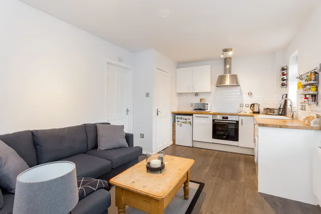 Finnart Close, Weybridge, KT13