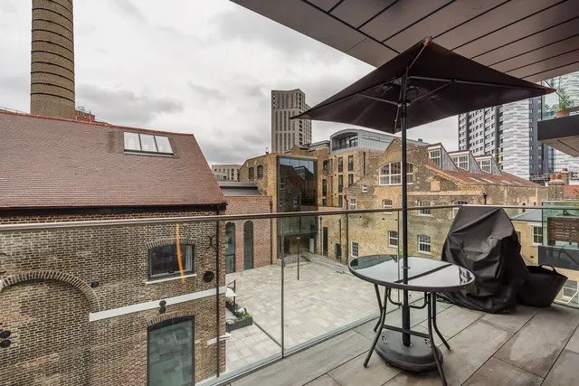 2 Drapers Yard, London, SW18