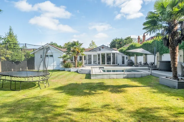 الavenue, Farnham Common, SL2