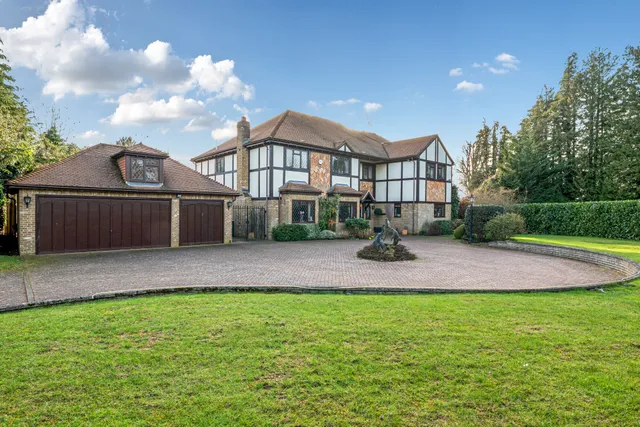 Lakeside Drive, Stoke Poges, SL2
