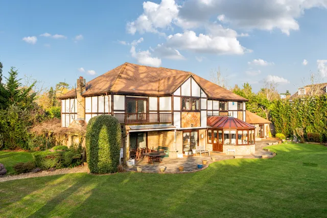 Lakeside Drive, Stoke Poges, SL2