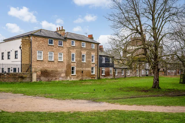 Hampton Court Road, East Molesey, KT8