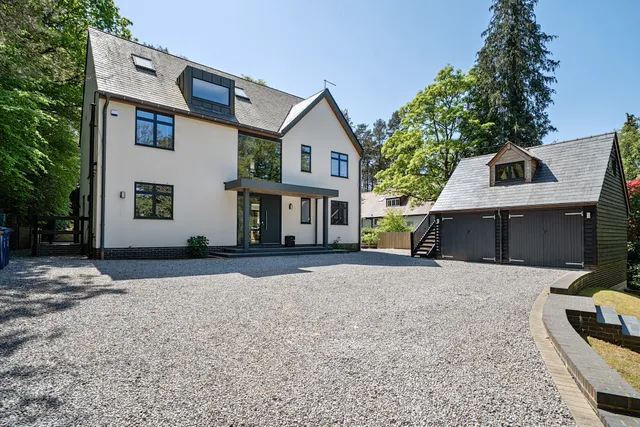 Longdown Close, Lower Bourne, Farnham, GU10