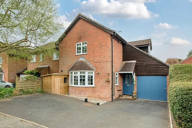 The Avenue, Liphook, GU30