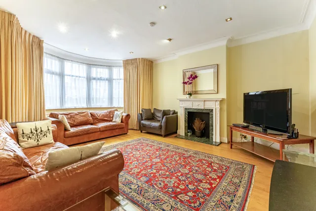 Lake View, Edgware, HA8