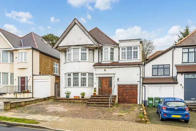 Lake View, Edgware, HA8