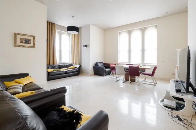 رويال درايف، لندن، N11