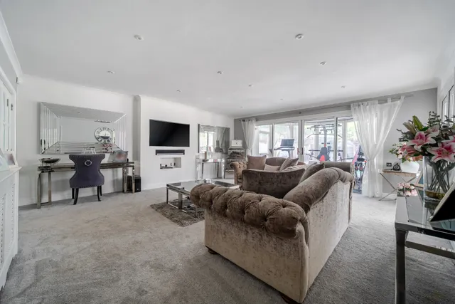 الavenue, Farnham Common, SL2
