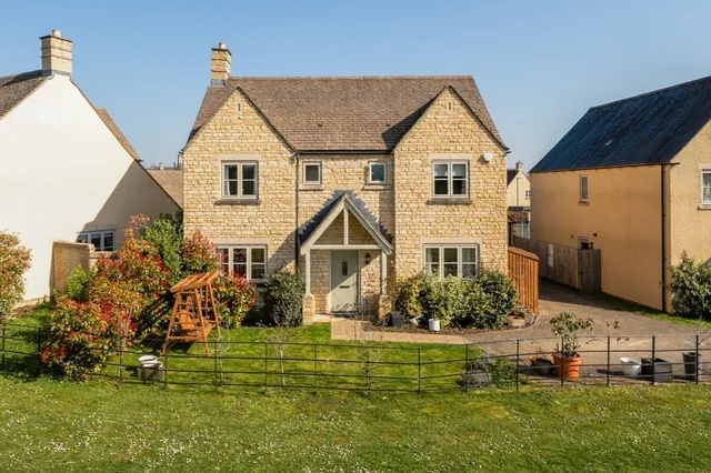 Honeybone Close, Fairford, GL7