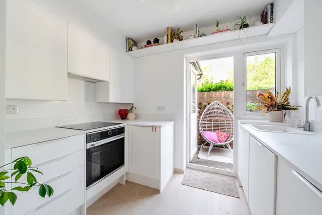 Station Approach, Esher, KT10