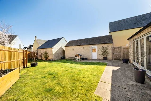 Honeybone Close, Fairford, GL7