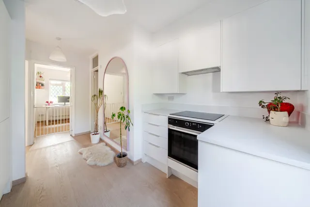 Station Approach, Esher, KT10