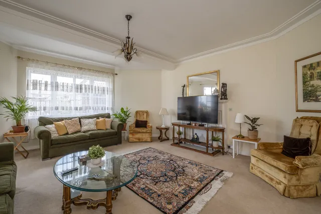 Roehampton Close, London, SW15
