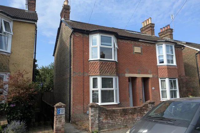 Cambridge Road, Horsham, RH13