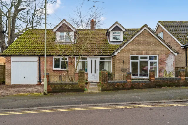 Riverside Close, Liss, GU33