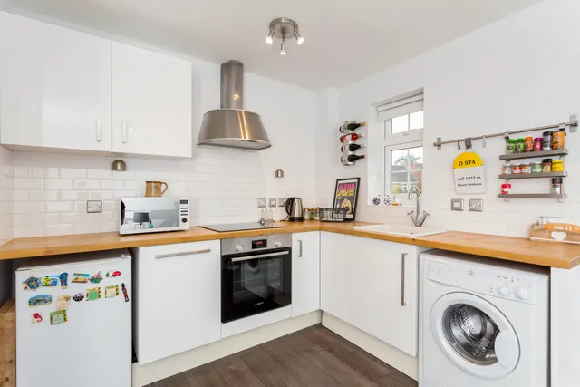 Finnart Close, Weybridge, KT13