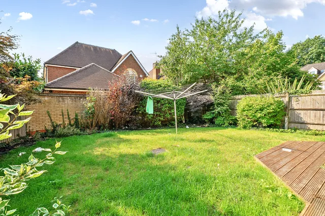 London Road, Egham, TW20