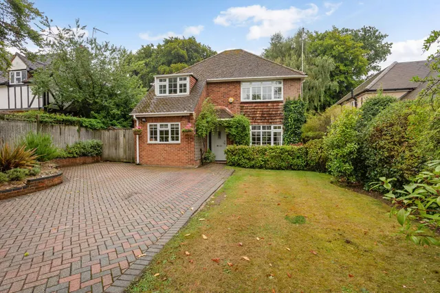 Avenue Road, Farnborough, GU14
