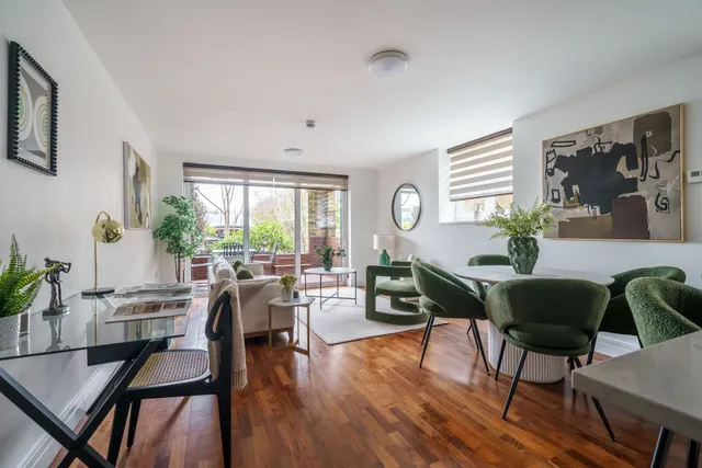 North Road, Brentford, TW8