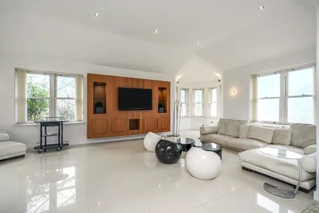 Mountview Road, Esher, KT10
