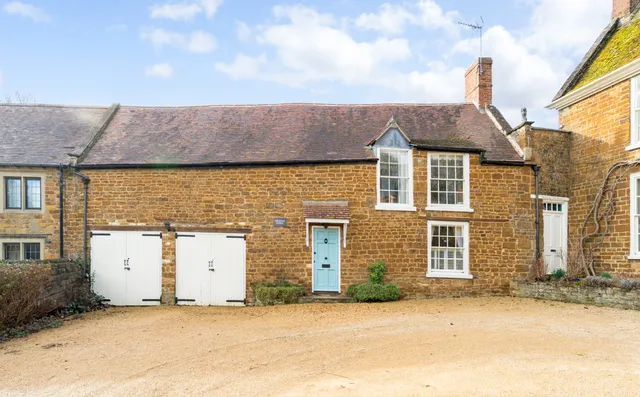 Oxford Road, Adderbury, OX17