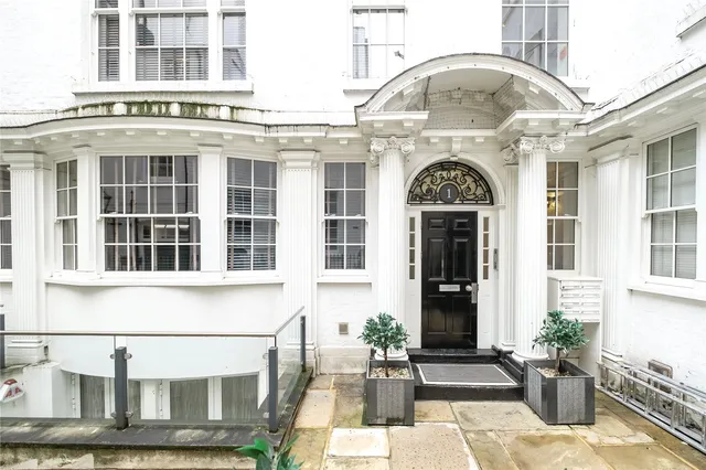 Exchange Court, London, WC2R