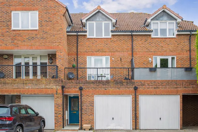 Dew Pond Close, Horsham, RH13