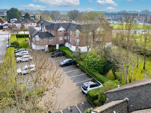 Flat 3, Bartholomew Court Longcrofte Road, Edgware HA8 6QZ