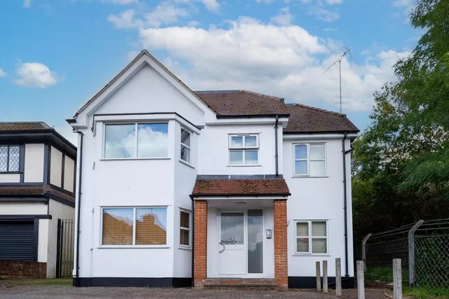 11 Argyle Road, London N12 8JA