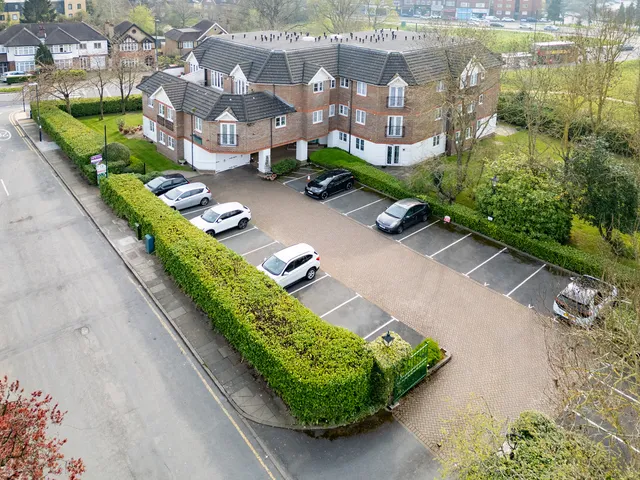Flat 3, Bartholomew Court Longcrofte Road, Edgware HA8 6QZ