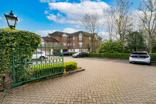 Flat 3, Bartholomew Court Longcrofte Road, Edgware HA8 6QZ