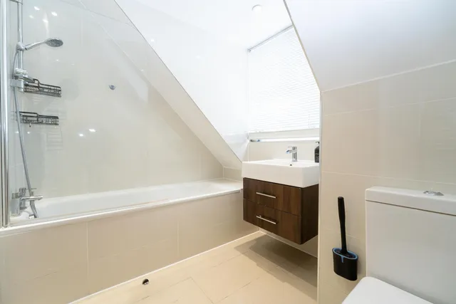 11 Argyle Road, London N12 8JA