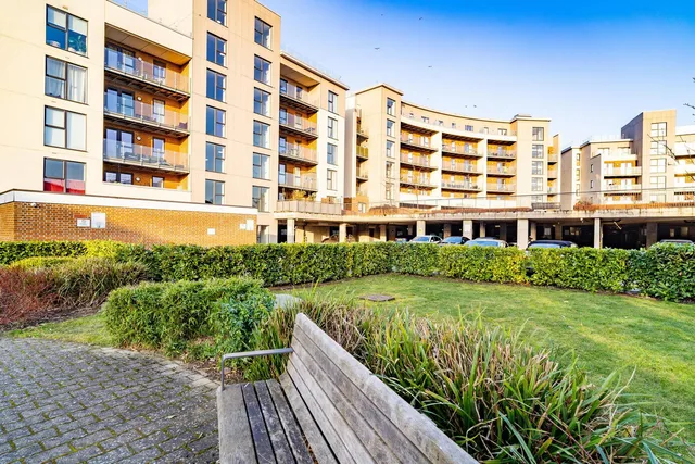 128 Gemini Park Manor Way, Borehamwood WD6 1BZ