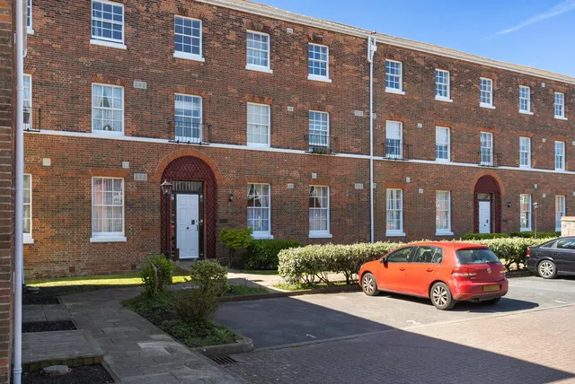 7 Wellington Court, Weymouth DT4 8UA