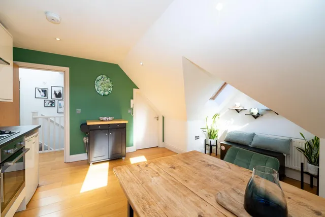 11 Argyle Road, London N12 8JA