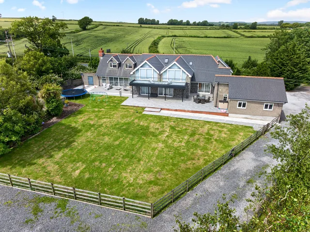 Ar Graig Laleston, Bridgend CF32 0LY