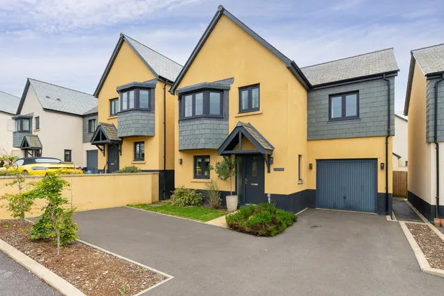 4 Thorn Grove, Dartmouth TQ6 0FN