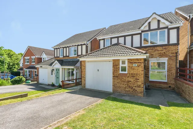 38 Burnhams Close, Andover SP10 4NJ