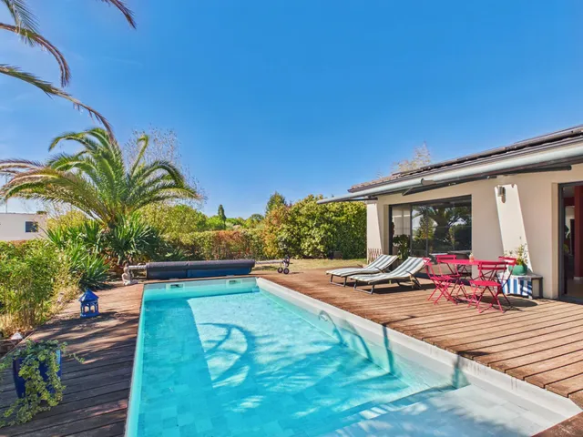 Single-story Haut-Bouliac villa of 168 sq m with pool and outbuilding