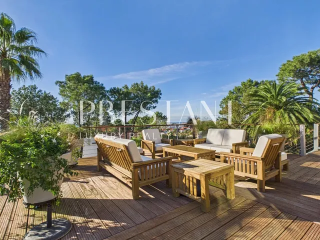 Architect-Designed Home with Ocean Views Close to the Centre of Biarritz