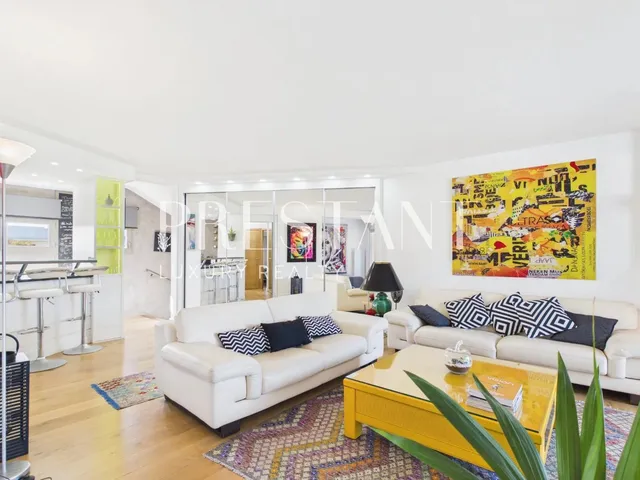 Sea view apartment — Terrace — Lift and Parking space.