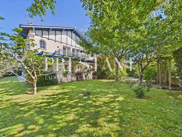 Biarritz - Beautiful contemporary Basque house of 230sqm with garden near the city center.