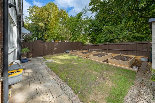 1 Dale View, Woking GU21 7QD