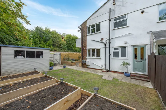 1 Dale View, Woking GU21 7QD