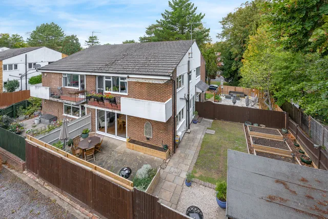 1 Dale View, Woking GU21 7QD