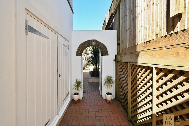 Flat 1, Old Court House 15-17 Princes Street, Brighton BN2 1WE