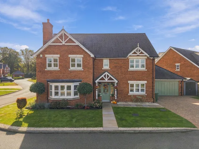 6 Blue Bird Gate, Horley RH6 0GT