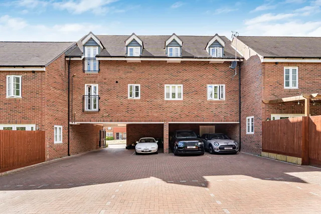 Flat 1, 90 De Burgh Gardens, Tadworth KT20 5LH