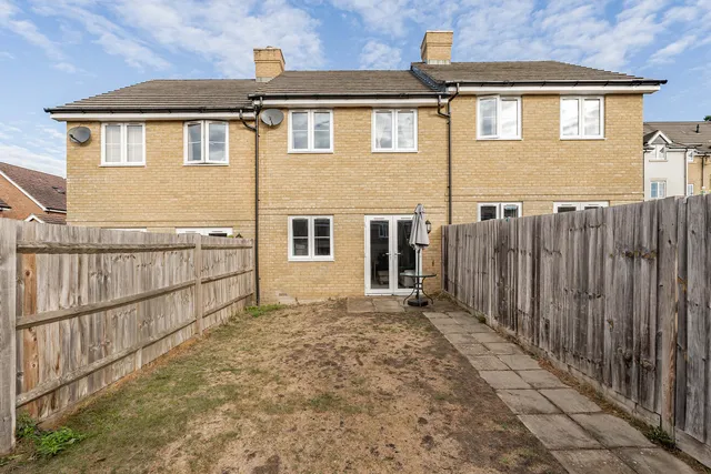 87 Brookwood Farm Drive, Woking GU21 2FT