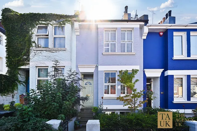 11 Lincoln Cottages, Brighton BN2 9UJ